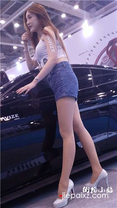 4k超清，大长腿高腰牛仔热裤美女车模，身材真TM极品