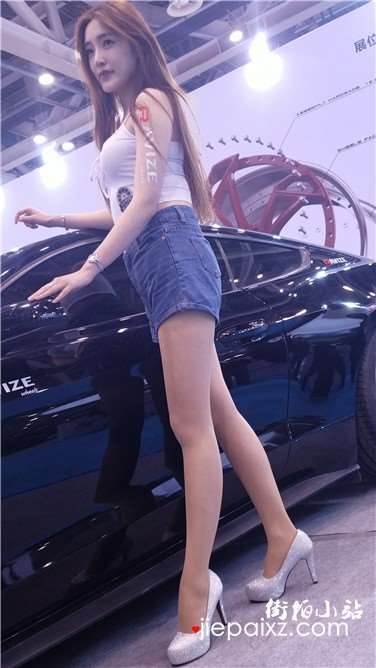 4k超清，大长腿高腰牛仔热裤美女车模，身材真TM极品