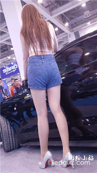 4k超清，大长腿高腰牛仔热裤美女车模，身材真TM极品