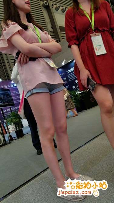 4k超清，超短牛仔热裤修长笔直美腿气质美女！
