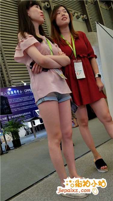 4k超清，超短牛仔热裤修长笔直美腿气质美女！