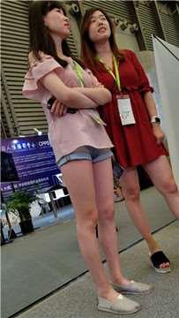 4k超清，超短牛仔热裤修长笔直美腿气质美女！