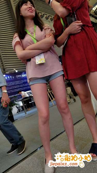 4k超清，超短牛仔热裤修长笔直美腿气质美女！