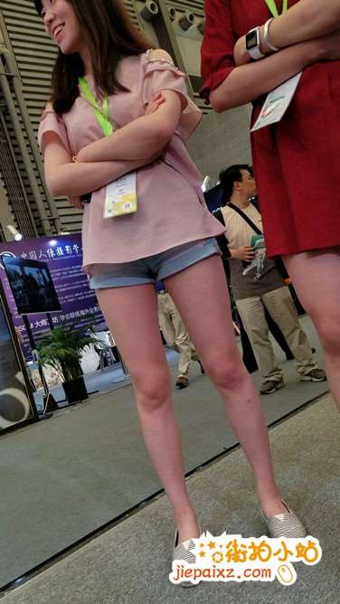 4k超清，超短牛仔热裤修长笔直美腿气质美女！