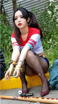 4k超清，展会场外抽烟的网袜cosplay美眉