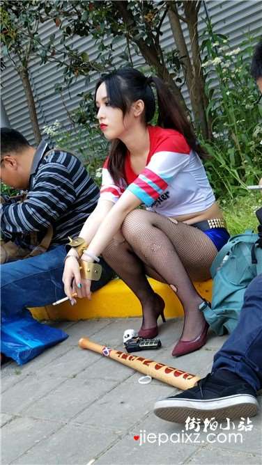 4k超清，展会场外抽烟的网袜cosplay美眉