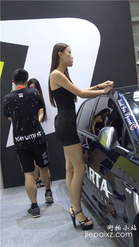 4k视频，极品包臀裙美丽车模，一米八的大长腿 [1.25 GB]