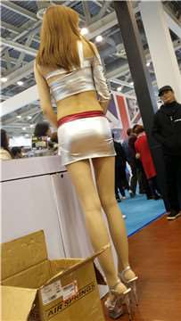 4k超清画质！极品魔鬼身材翘臀车展工作人员