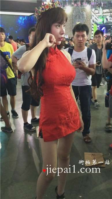 展会上红色性感气质丰满美眉 [431 MB]