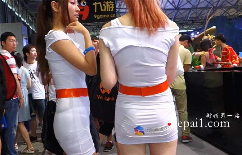 chinajoy展会现场偶遇丰满包臀短裙女神。