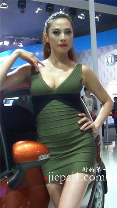 性感丰满美女车模。