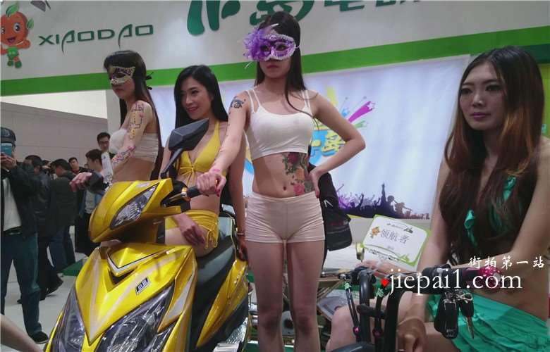 4k-劲爆火辣身材的机车美女模特。