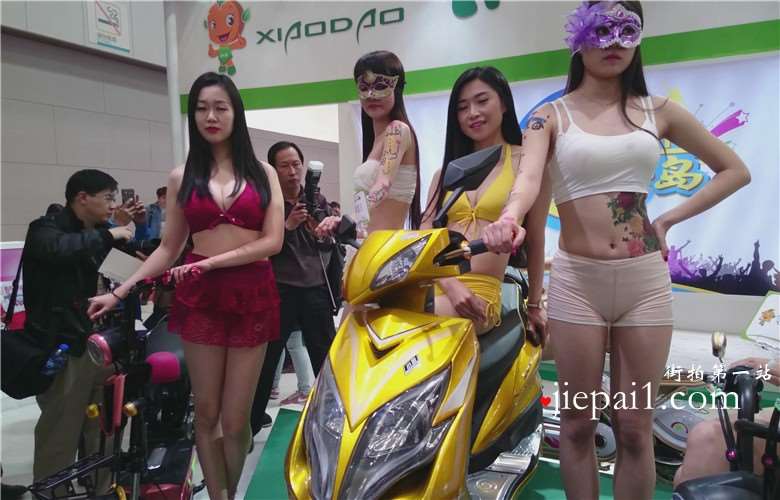 4k-劲爆火辣身材的机车美女模特。