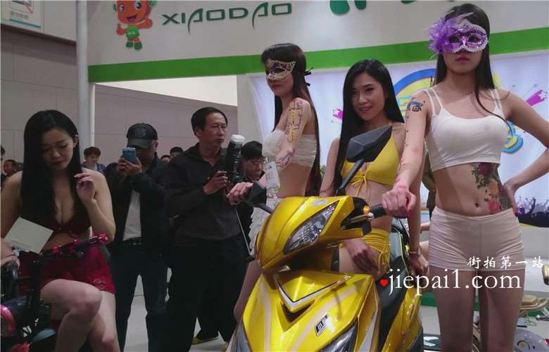 4k-劲爆火辣身材的机车美女模特。