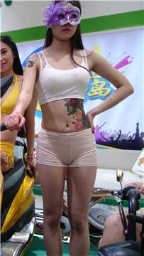 4k-劲爆火辣身材的机车美女模特。