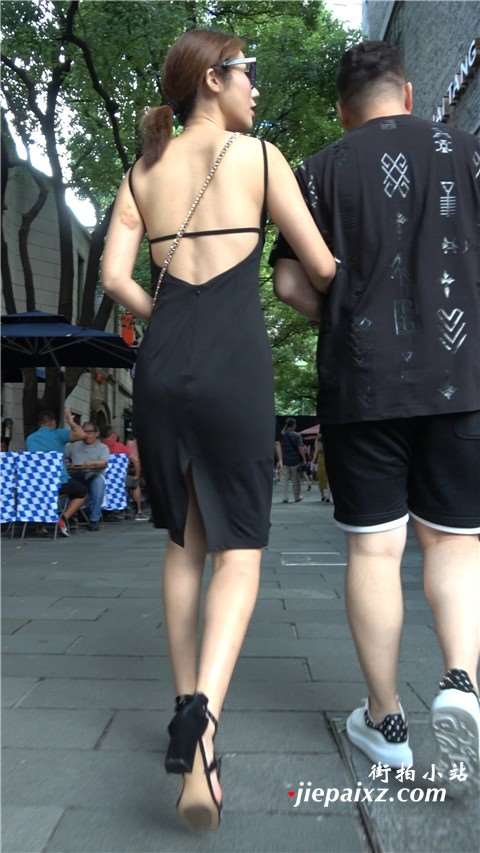 4K 黑色吊带裙露背街拍美女
