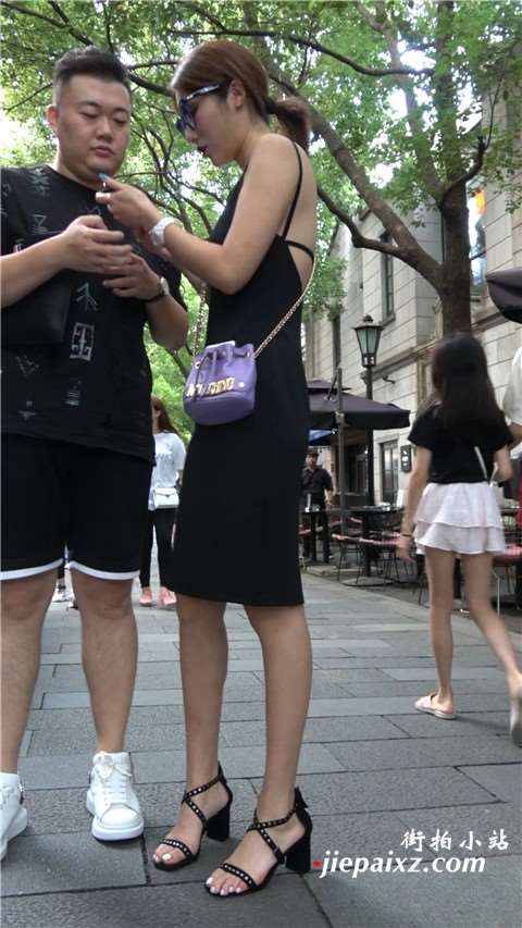 4K 黑色吊带裙露背街拍美女