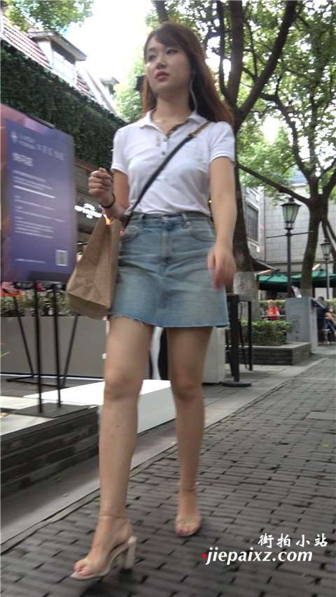 4K 漂亮的牛仔裙白衬衫美女姐姐自信满满