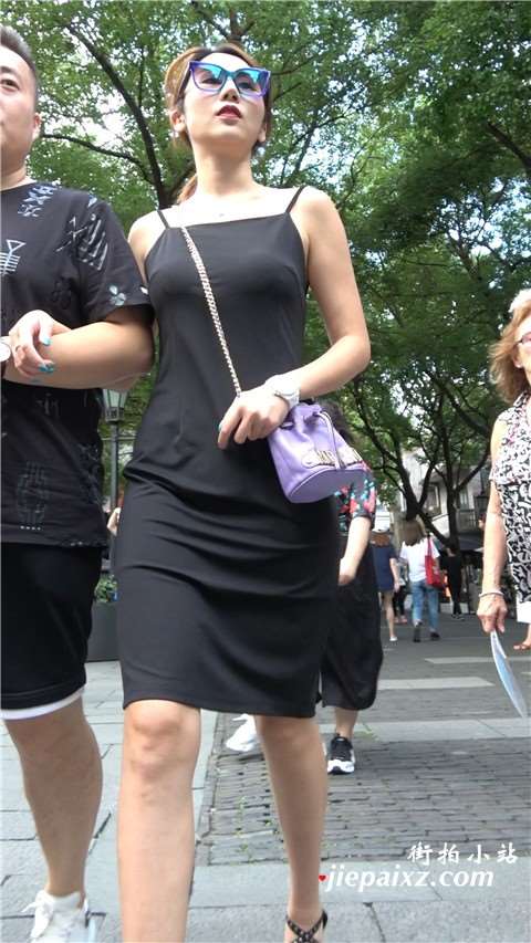 4K 黑色吊带裙露背街拍美女
