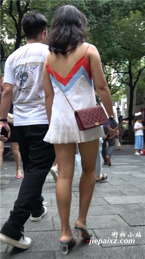 4K 超短吊带裙身材娇小的街怕美女