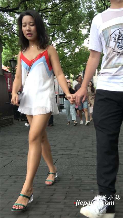 4K 超短吊带裙身材娇小的街怕美女
