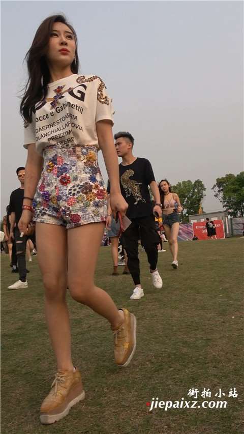 4K 性感美腿花裤子美女