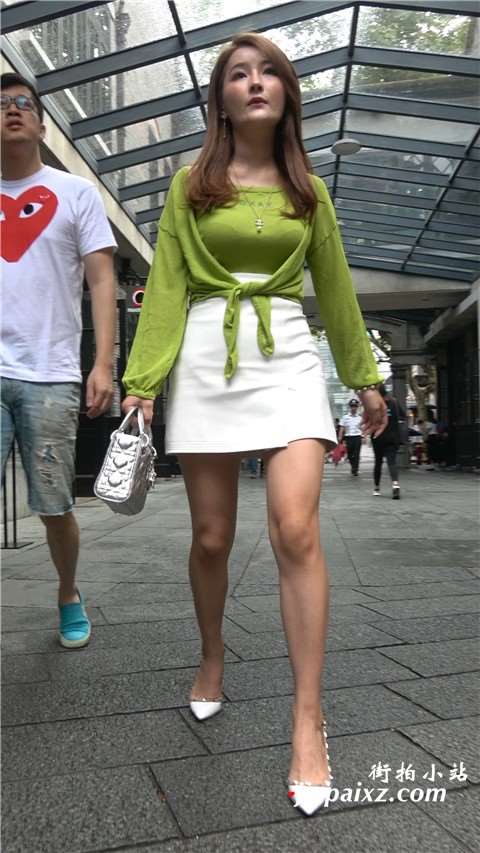 4K 白色短裙街拍高跟美腿美女