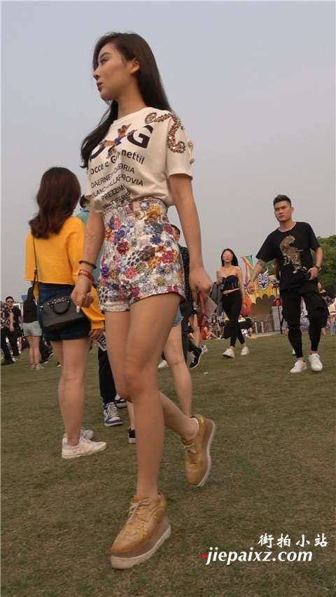 4K 性感美腿花裤子美女