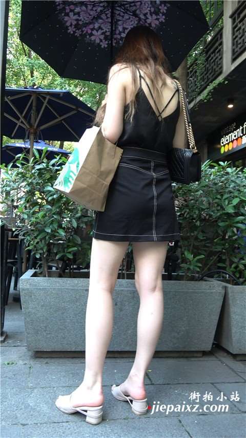 4K 黑色吊带牛仔裙街拍美腿美女