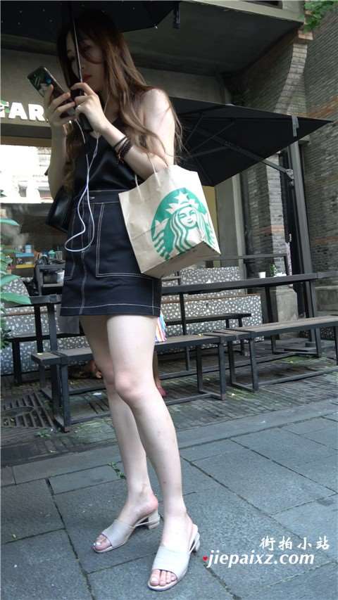 4K 黑色吊带牛仔裙街拍美腿美女
