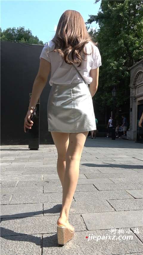 4K 白T恤短裙街拍美腿美女姐姐