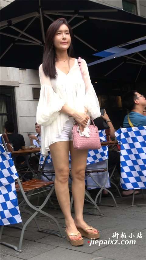 4K 超极品街拍美腿热裤白衣美女姐姐