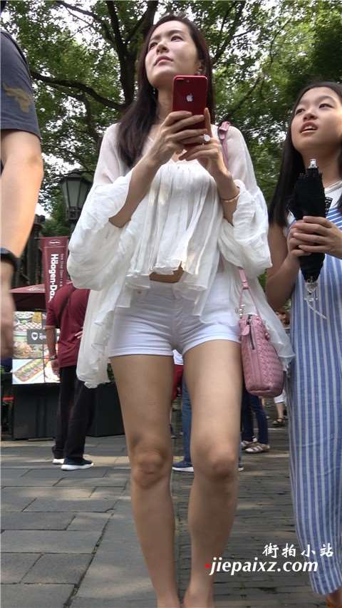 4K 超极品街拍美腿热裤白衣美女姐姐