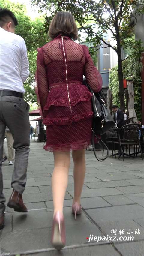 4K 性感身材街拍高跟红裙美女