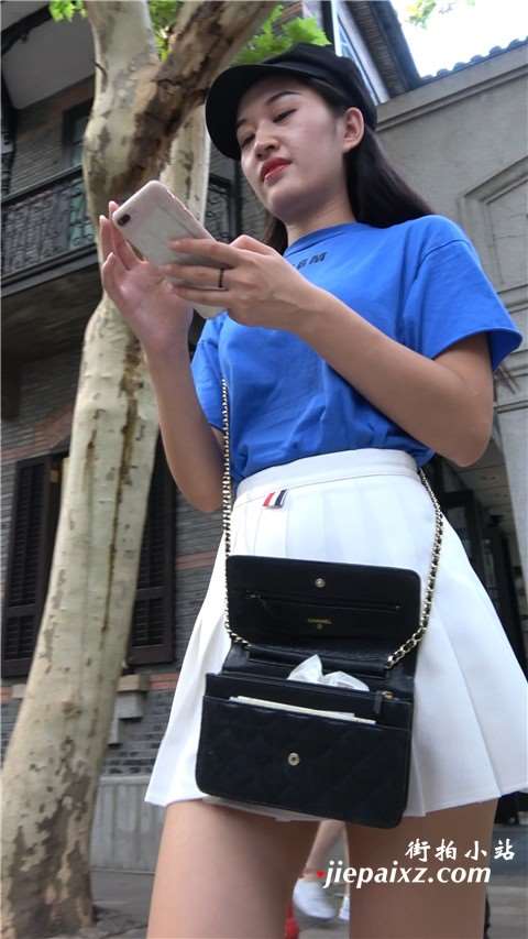 4K 蓝色T恤白色小短裙街拍美女