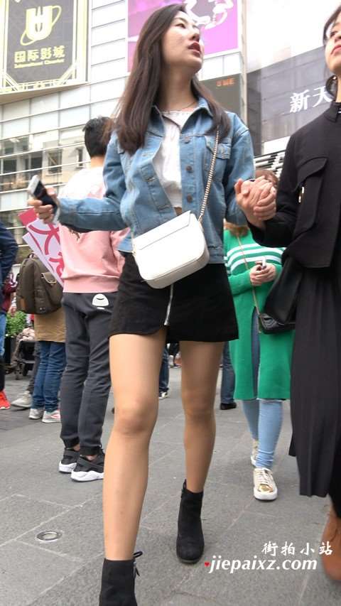 4K 牛仔外套短裙街拍美女笑容甜美