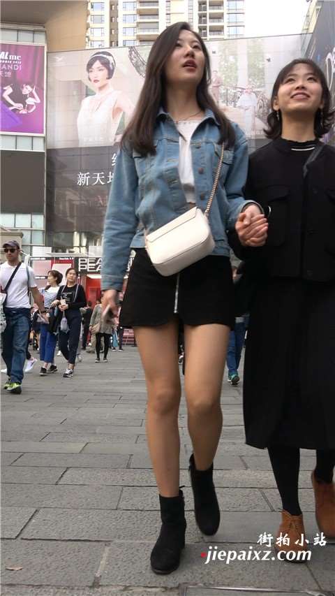 4K 牛仔外套短裙街拍美女笑容甜美