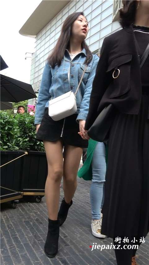 4K 牛仔外套短裙街拍美女笑容甜美