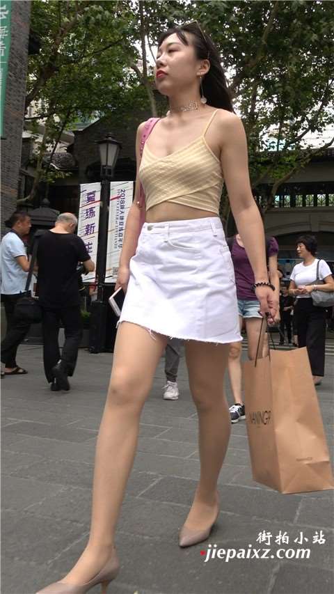 4K 黄色吊带衫白色短裙街拍美女 [1.12 GB]