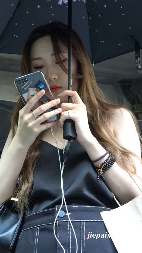 4K 超级白皙的性感美腿街拍美女 [1.84 GB]