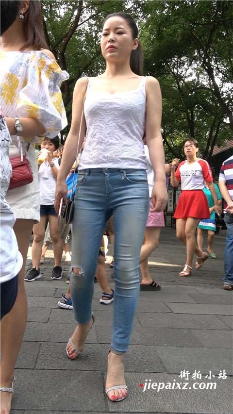4K 低胸吊带街拍紧身牛仔凉高跟性感美女 [2.13 GB]