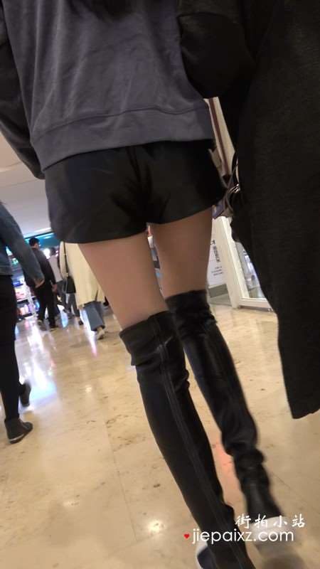 4K-街拍长筒靴露大腿短热裤美女逛商场 [922 MB]