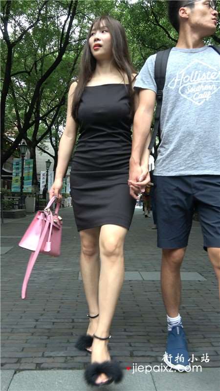 4K - 黑色吊带裙连衣裙街拍高跟美女跟男友挽手逛街[1.18 GB]