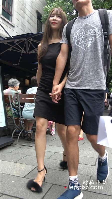 4K - 黑色吊带裙连衣裙街拍高跟美女跟男友挽手逛街[1.18 GB]