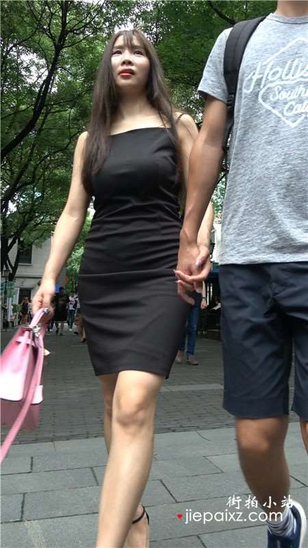 4K - 黑色吊带裙连衣裙街拍高跟美女跟男友挽手逛街[1.18 GB]
