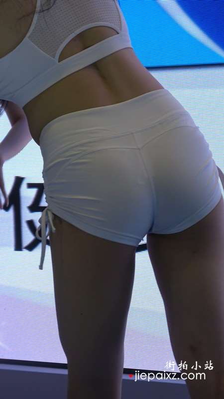 4K - 健身器材展上的白色短衣短裤翘臀极品美女 [1.21 GB]