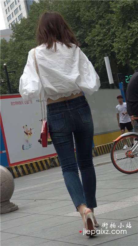4K - 紧身蓝牛白衬衫街拍性感高跟鞋气质美女姐姐[0.98 GB]