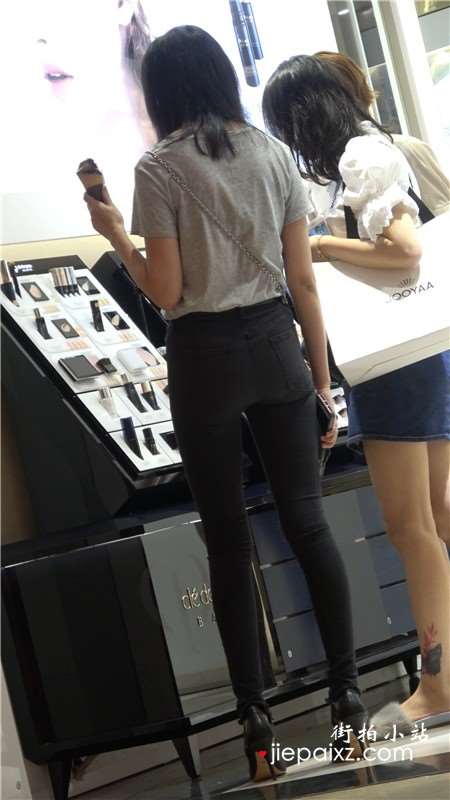 4K - 跟姐妹逛商场的超紧身裤街拍圆臀美女 [1.36 GB]