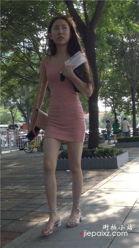 4K - 极品苗条身材街拍高颜值粉色包臀裙美女姐姐 [864 MB]