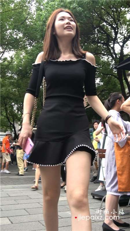 4K - 黑色连衣裙街拍甜美可人大美女 [914 MB]